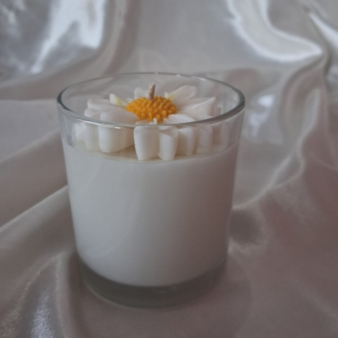 White Daisy Candle
